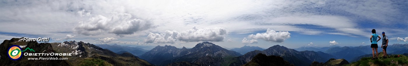 53 Panoramica in vetta al Pietra Quadra con vista a sud.jpg